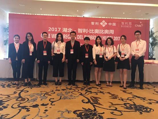 圖片包含 人員, 群組, 室內(nèi), 墻壁已生成極高可信度的說明